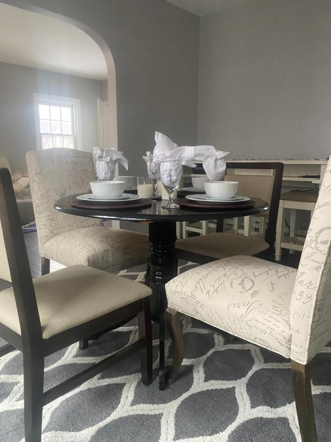 Cozy, Upstairs Apartment Pets Welcome With Fee Family Friendly Close To Everything Cleveland Eksteriør bilde